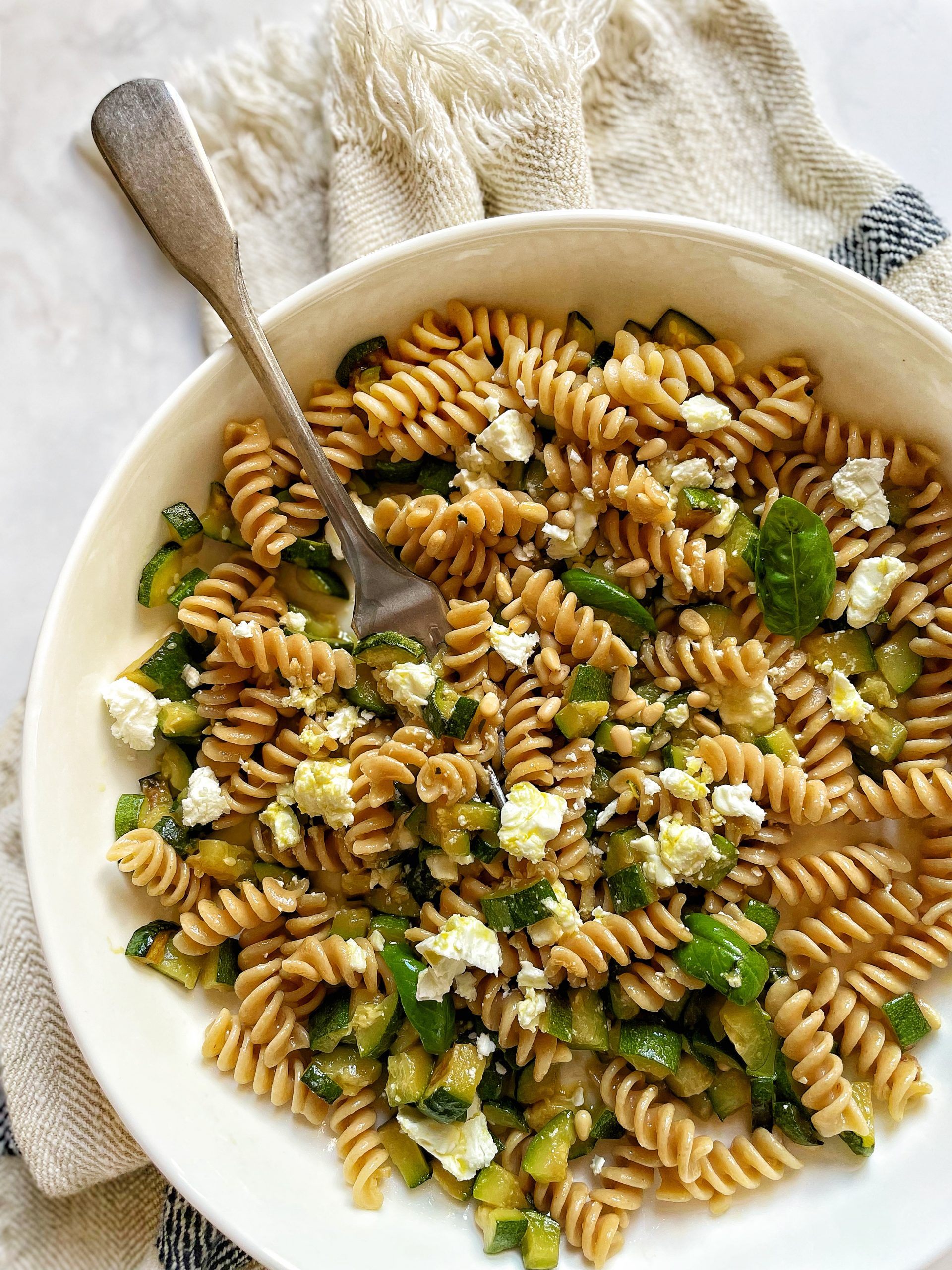 PASTA CON ZUCCHINE , FETA E PINOLI