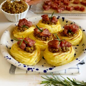 NIDI DI PATATE CON LENTICCHIE E COTECHINO