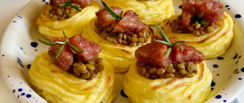 NIDI DI PATATE CON LENTICCHIE E COTECHINO